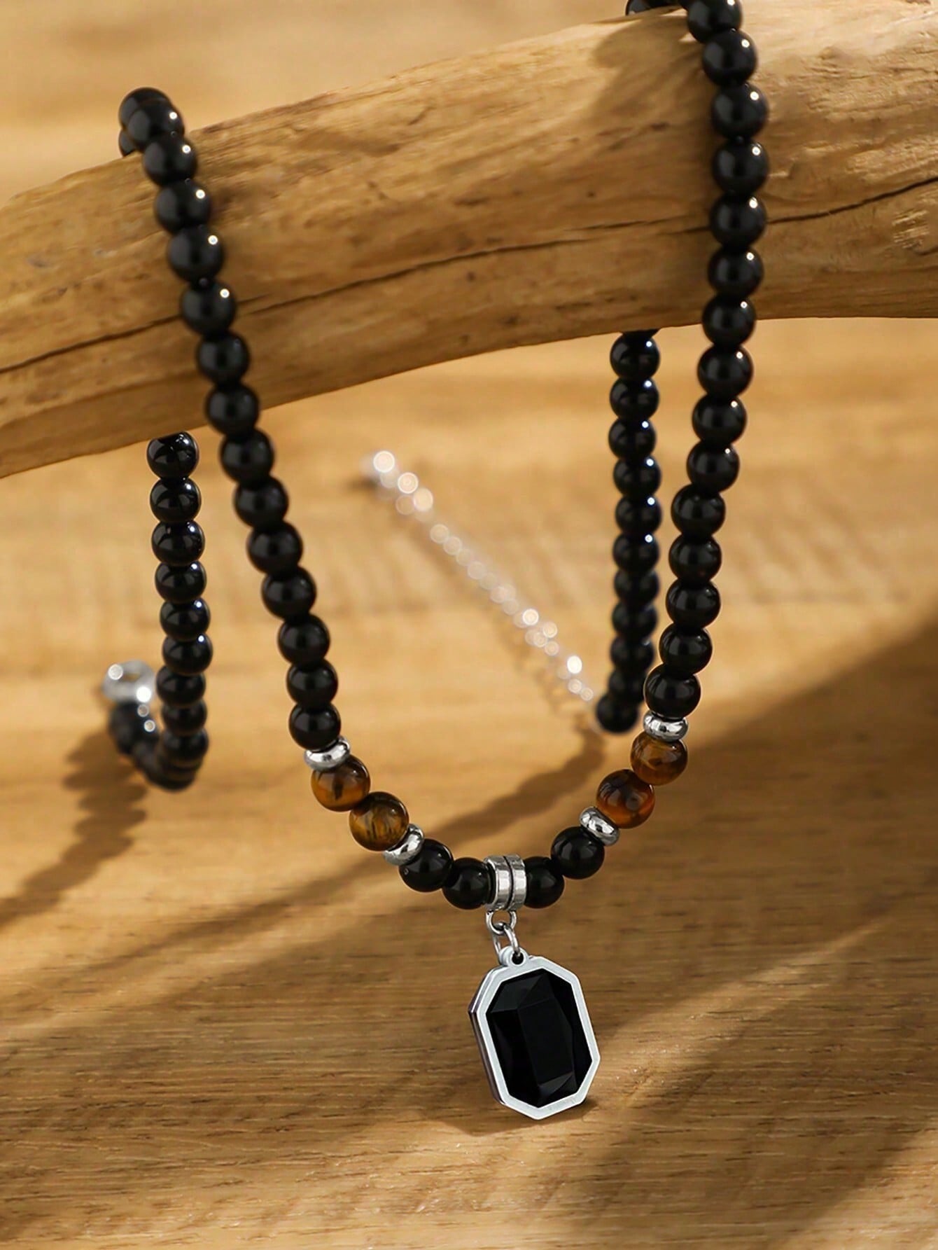 Collar de piedra negra