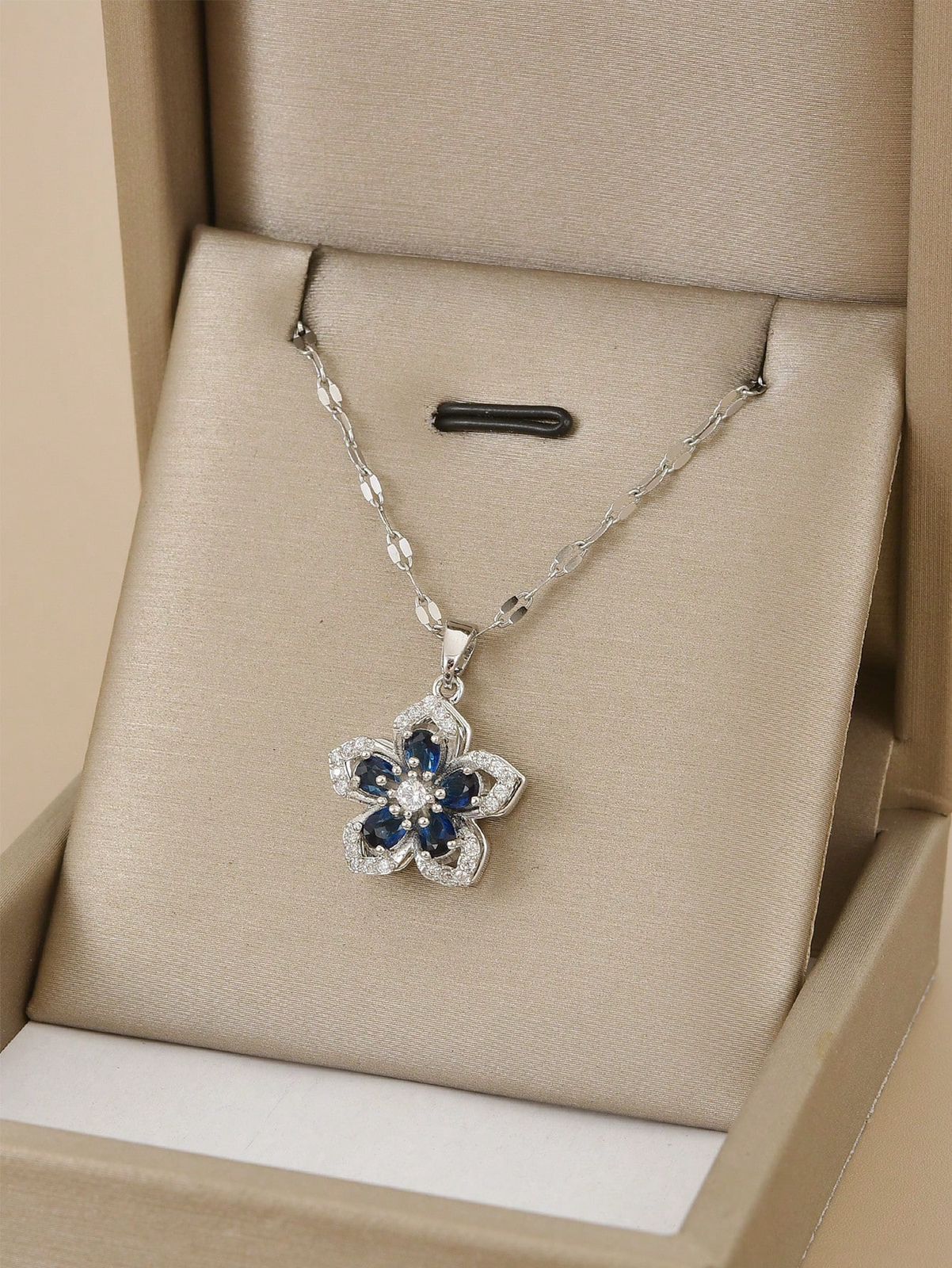 collar azul